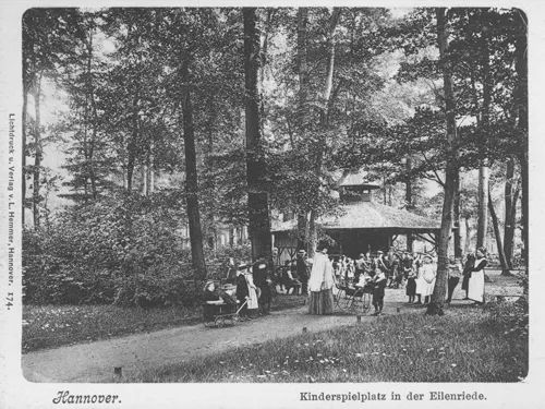 Historische Aufnahme eines Spielplatzes
